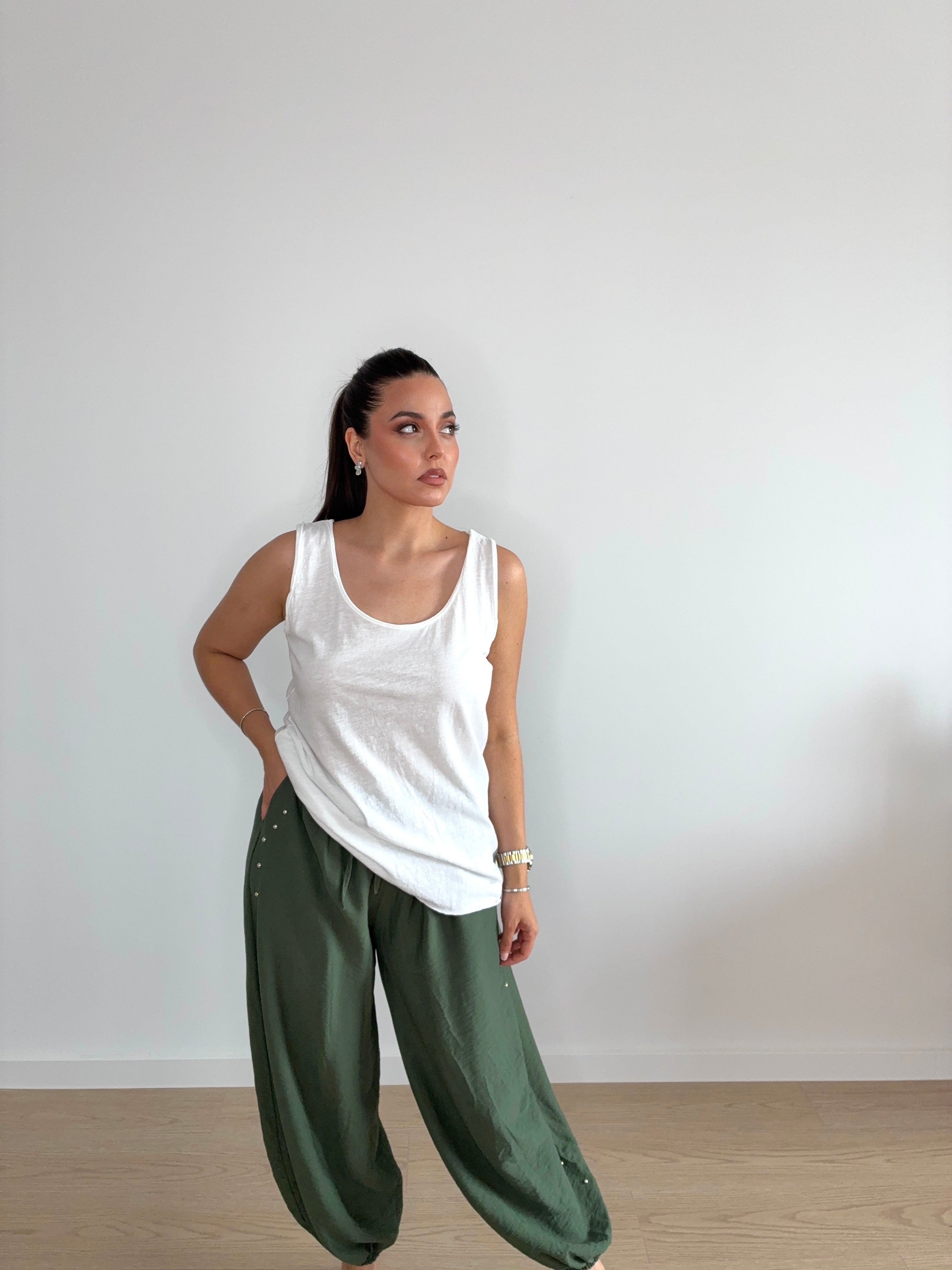 Pantalón bombacho con tachuelas laterales