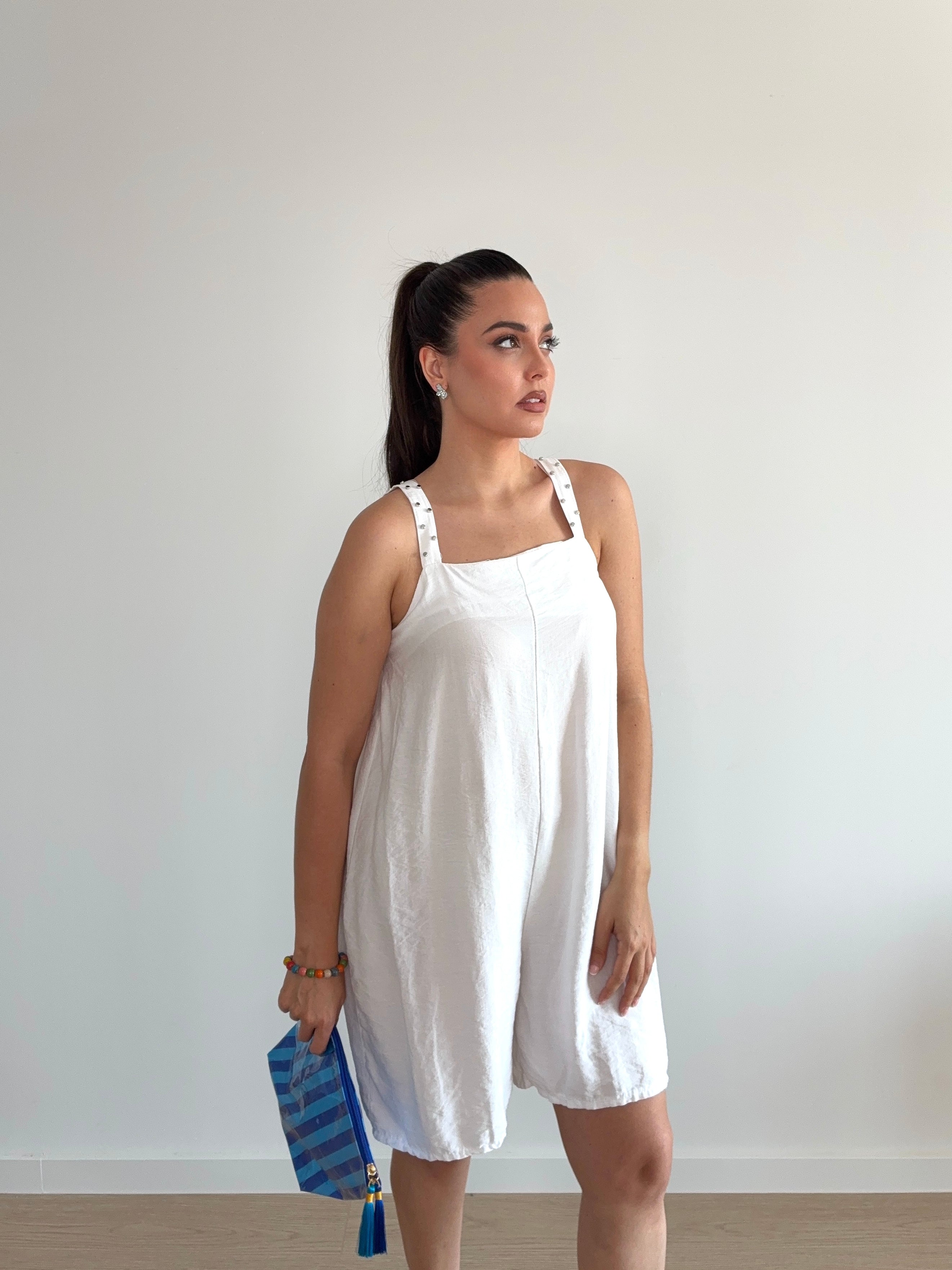 Mono corto blanco con tachas