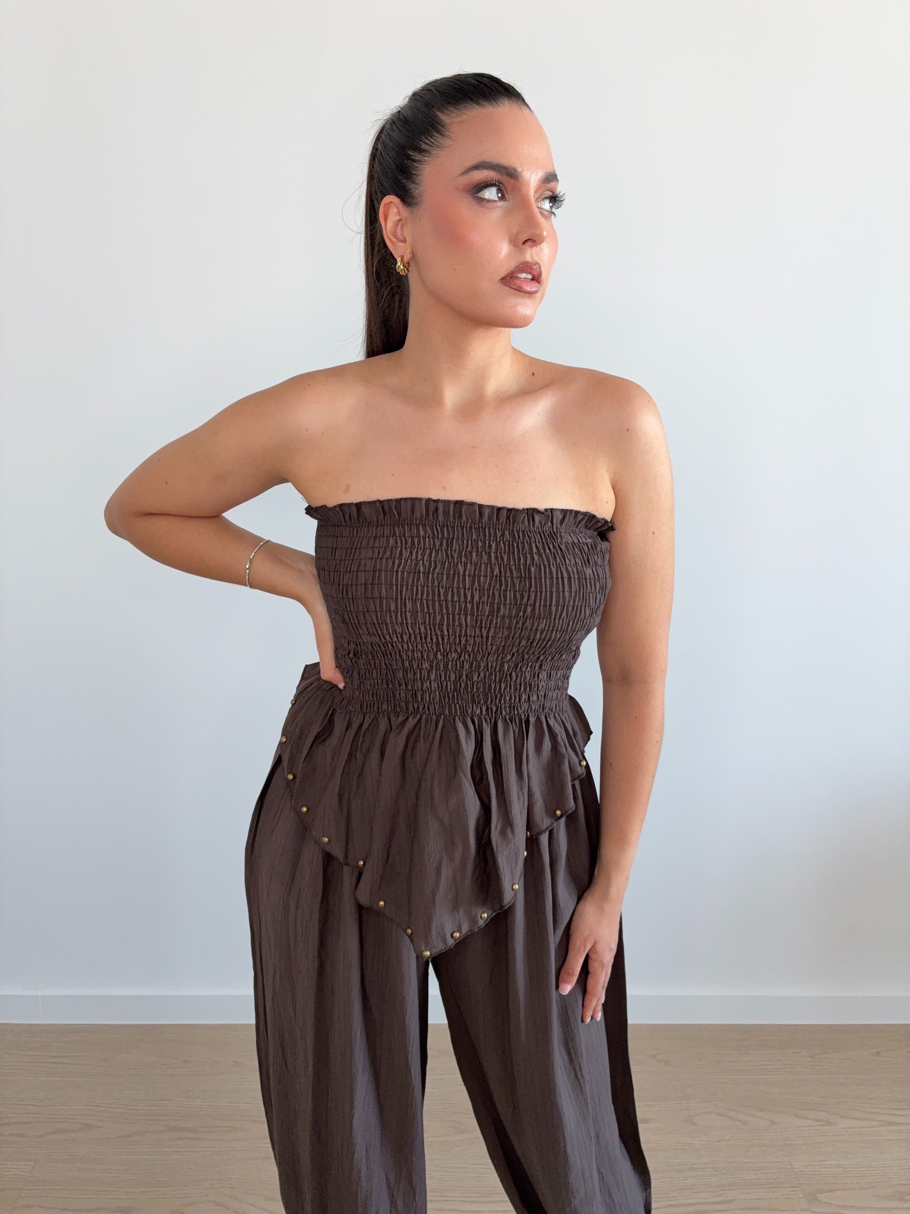 Top pañuelo con tachas doradas