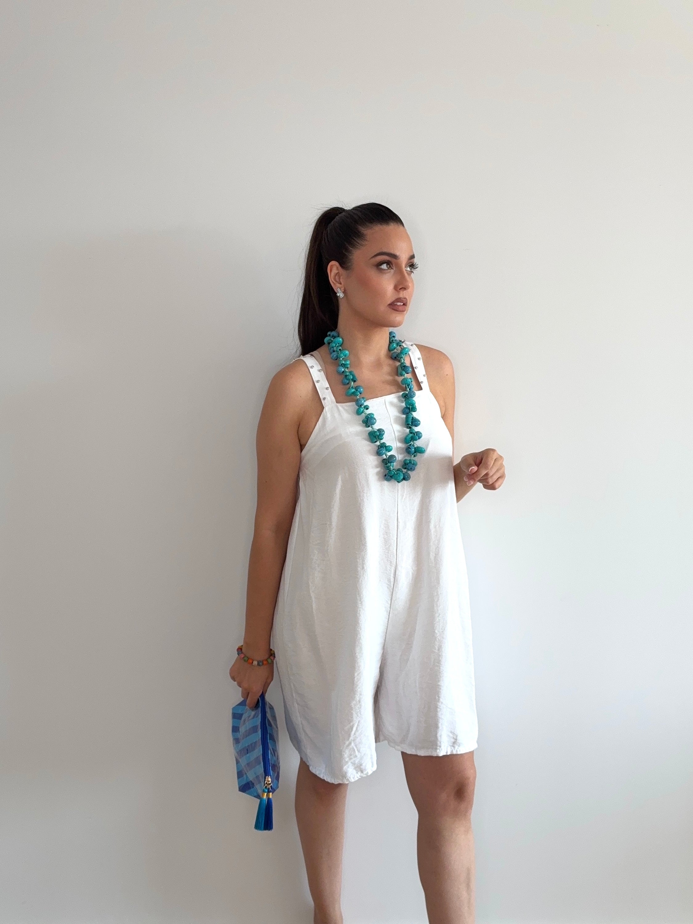 Mono corto blanco con tachas