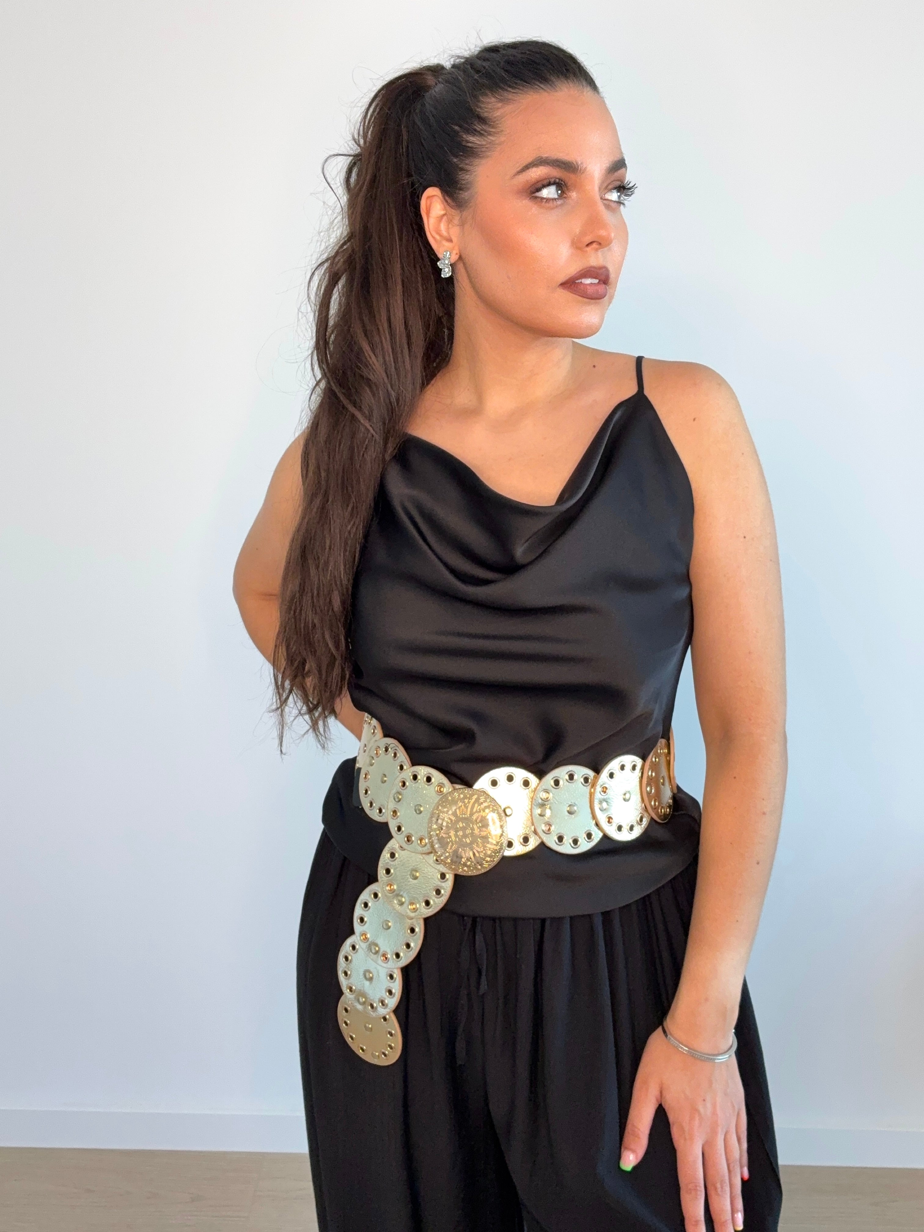 Blusa de raso disponible en dos colores