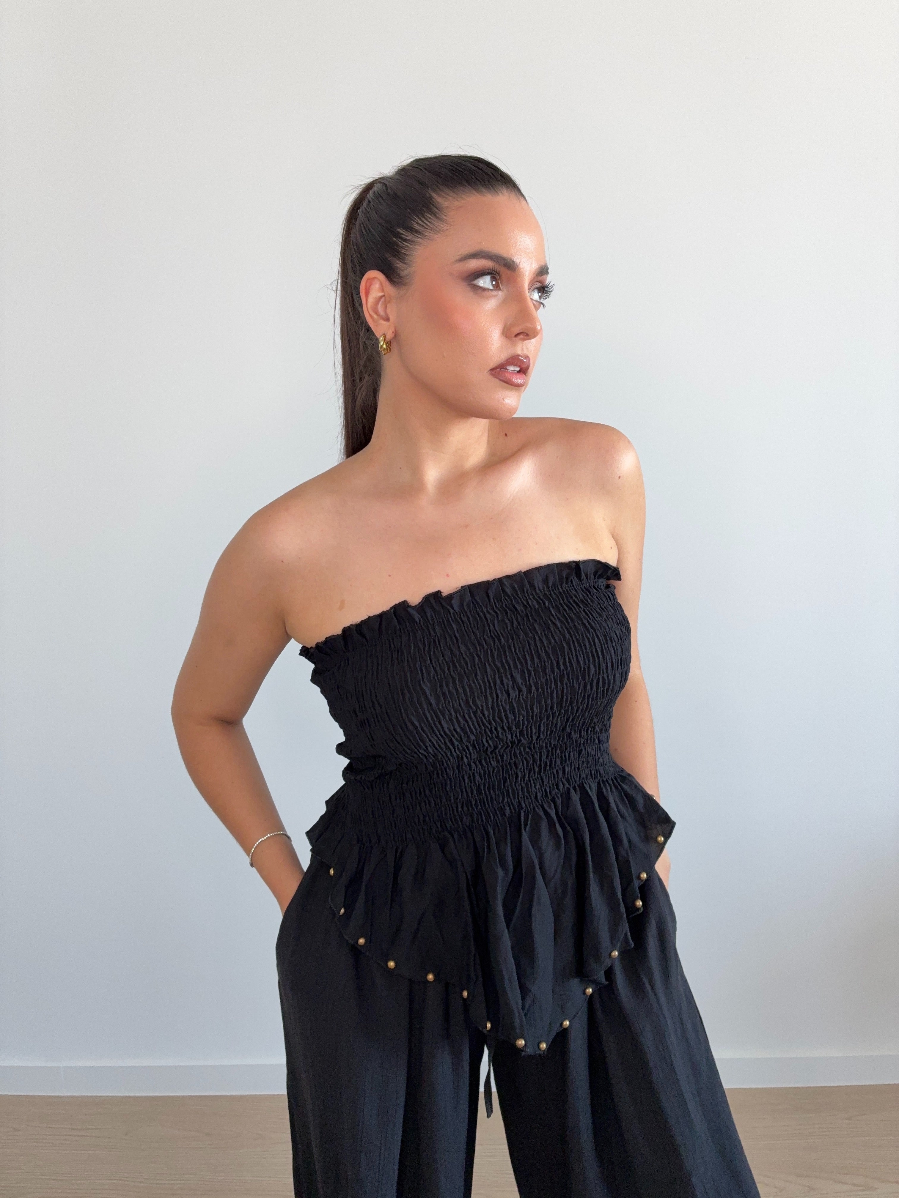 Top pañuelo con tachas doradas