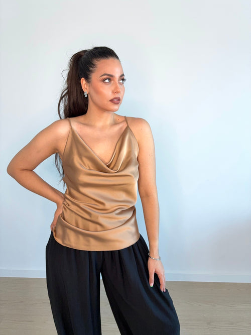 Blusa de raso disponible en dos colores