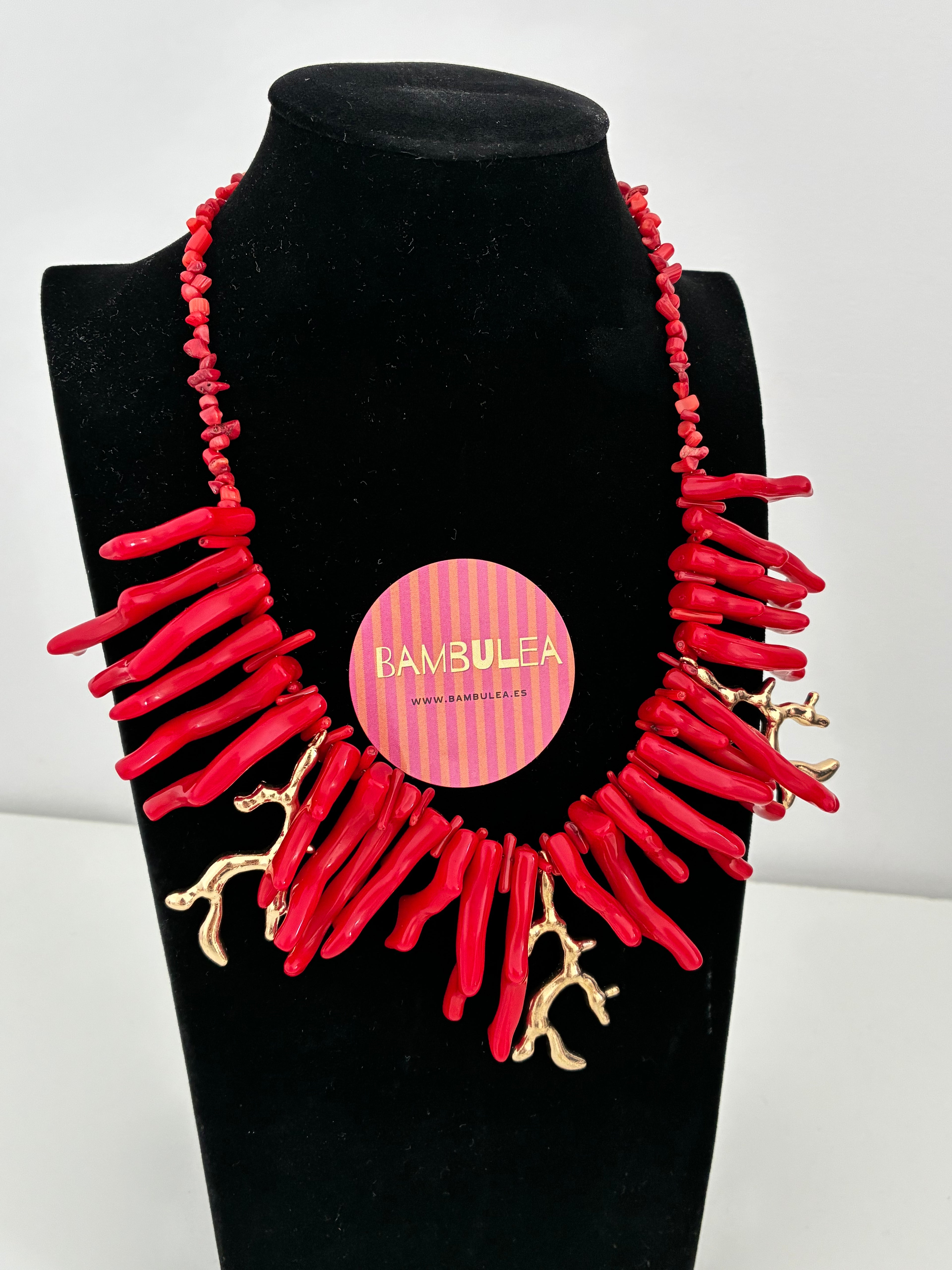 Collar de corales rojo y dorado