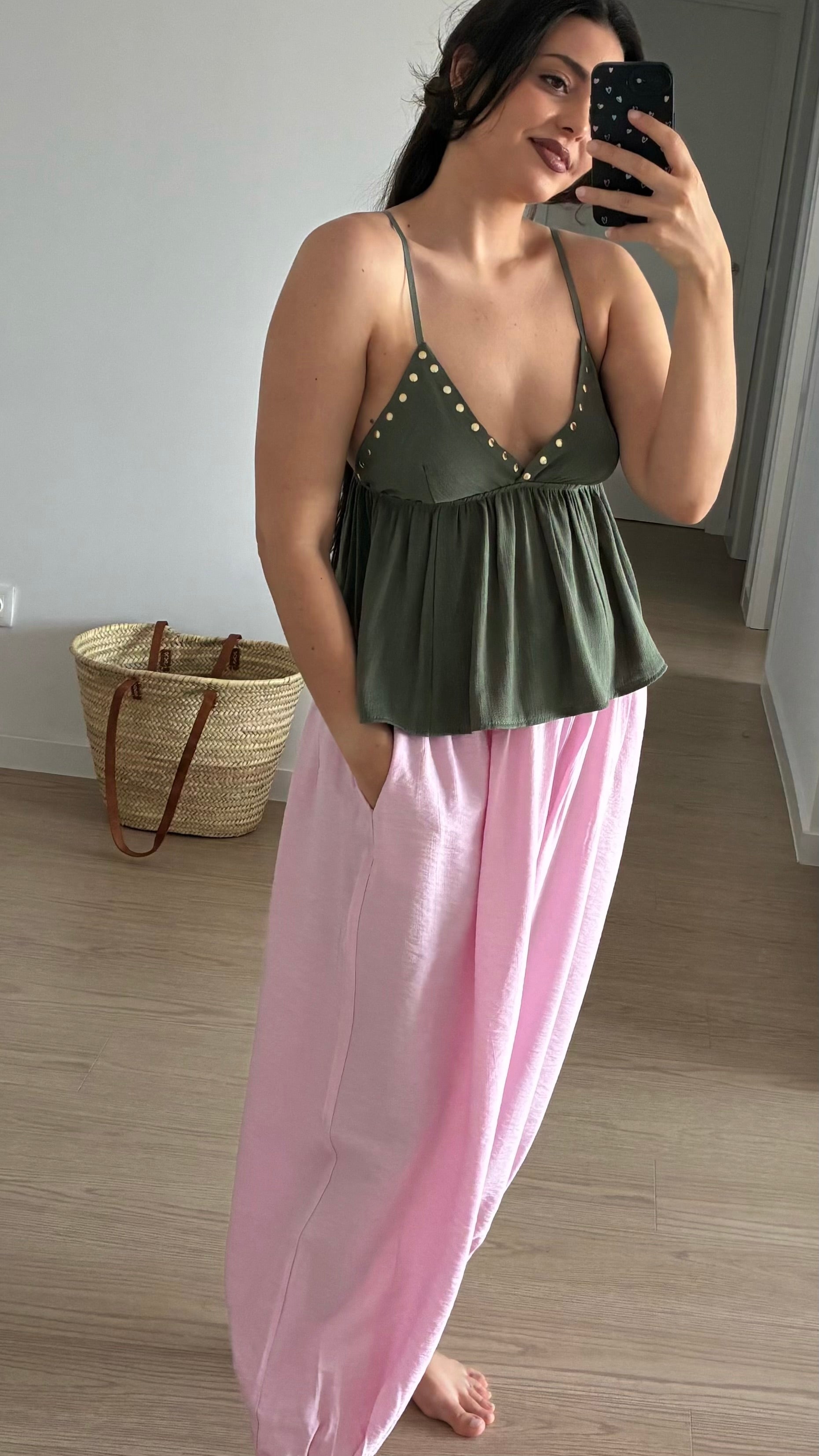 Top verde militar con tachas doradas