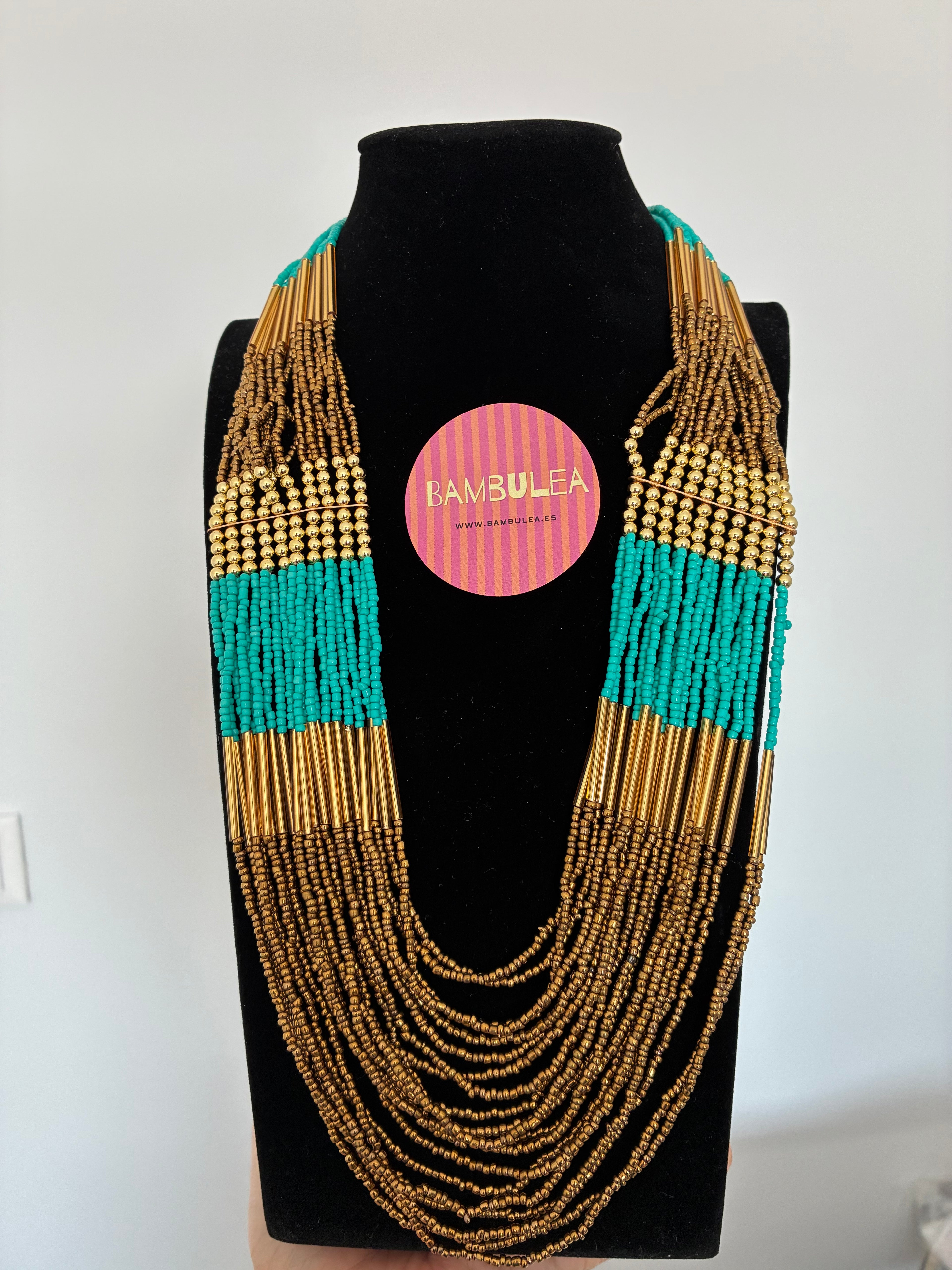 Collar masái turquesa y dorado