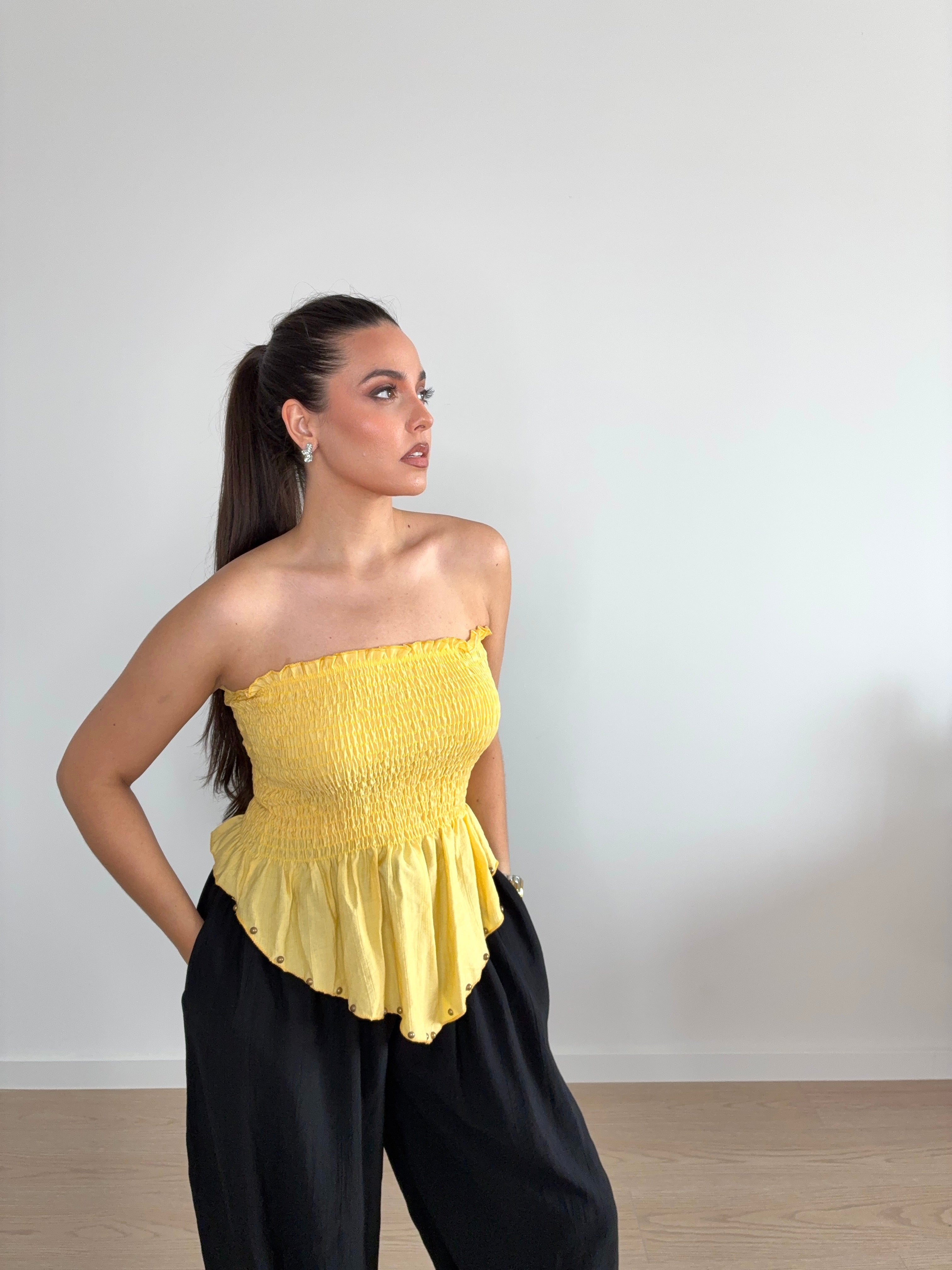 Top pañuelo con tachas doradas