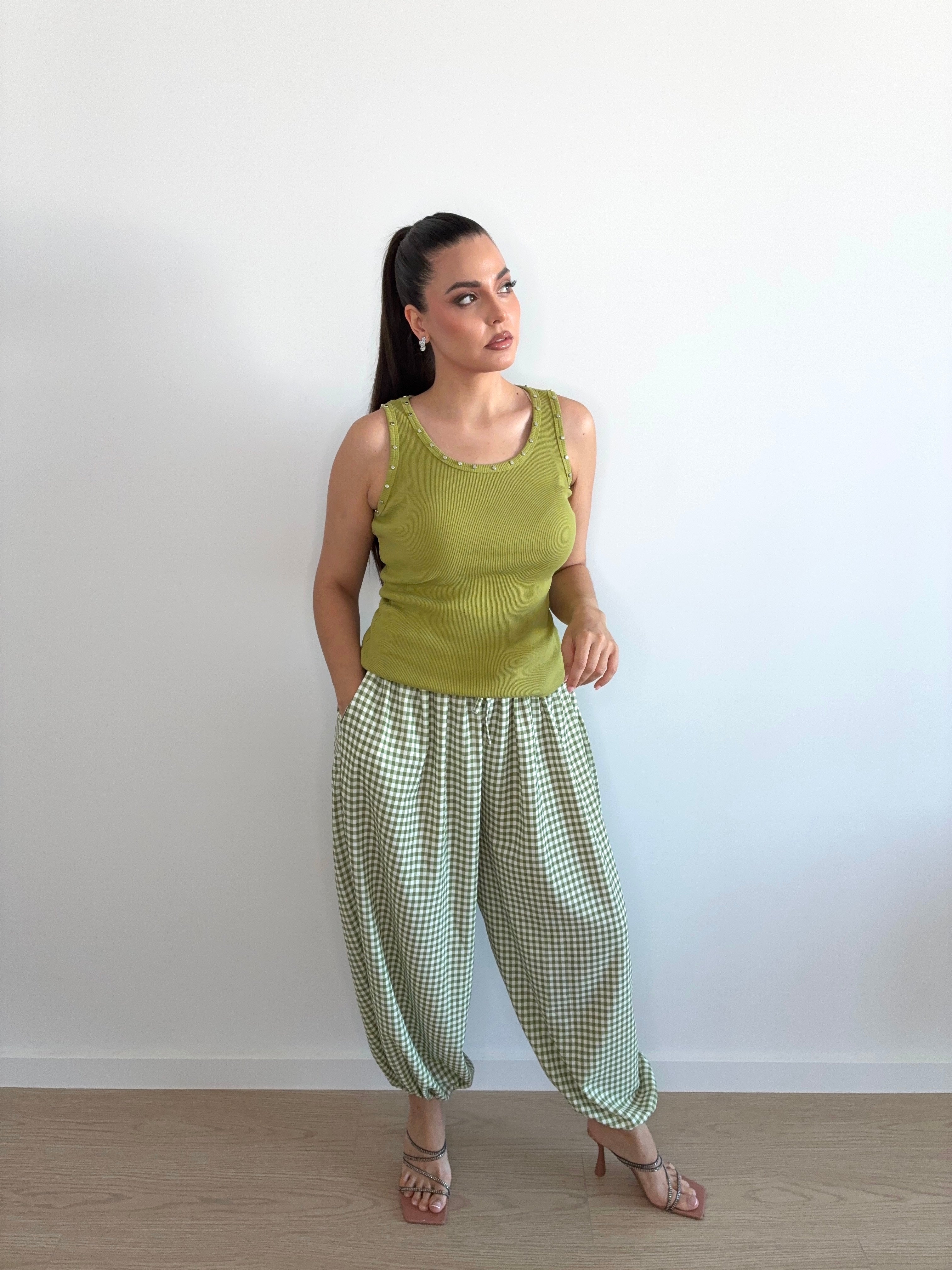 Camiseta de algodón con tachitas plateadas