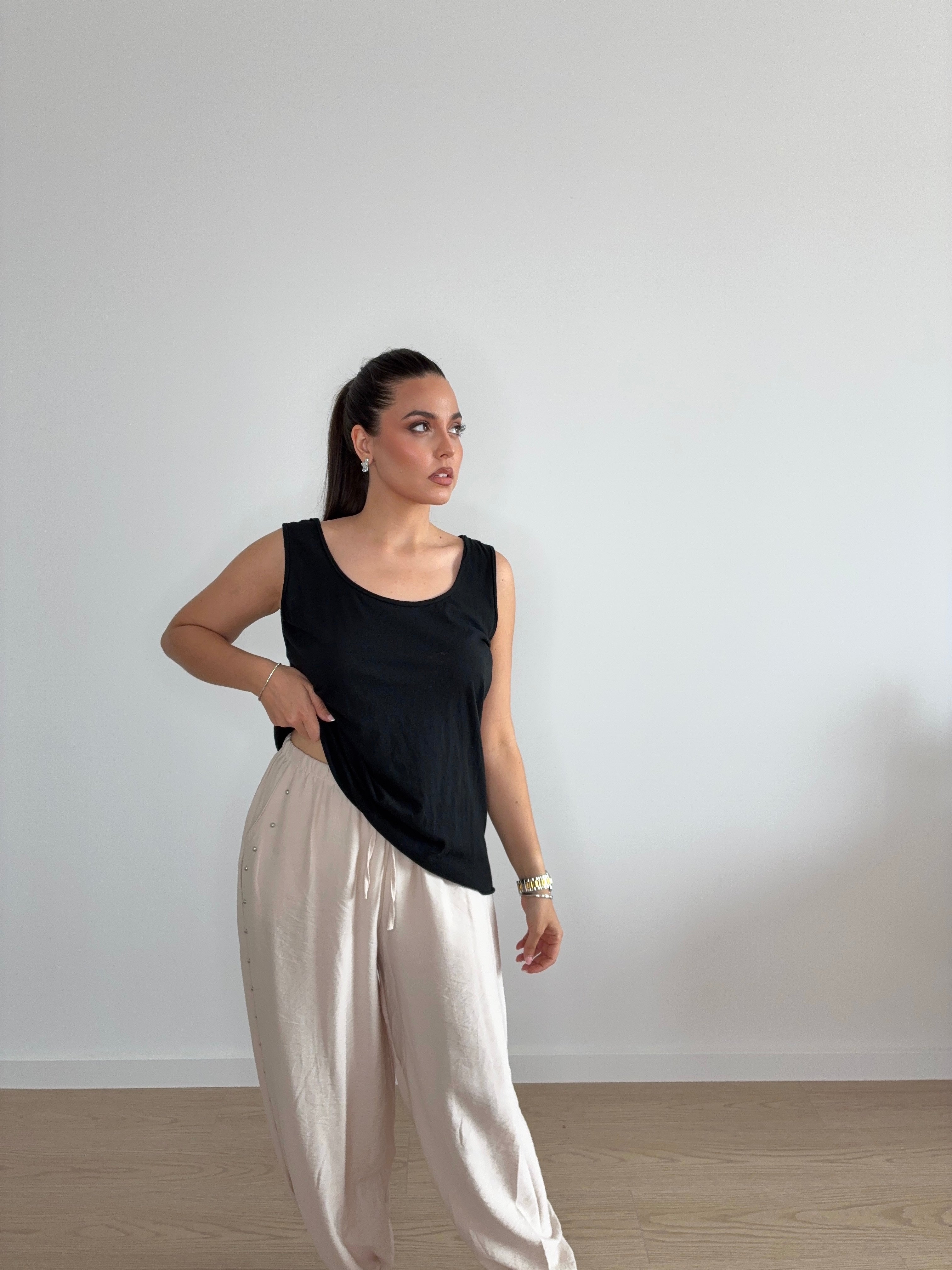 Pantalón bombacho con tachuelas laterales