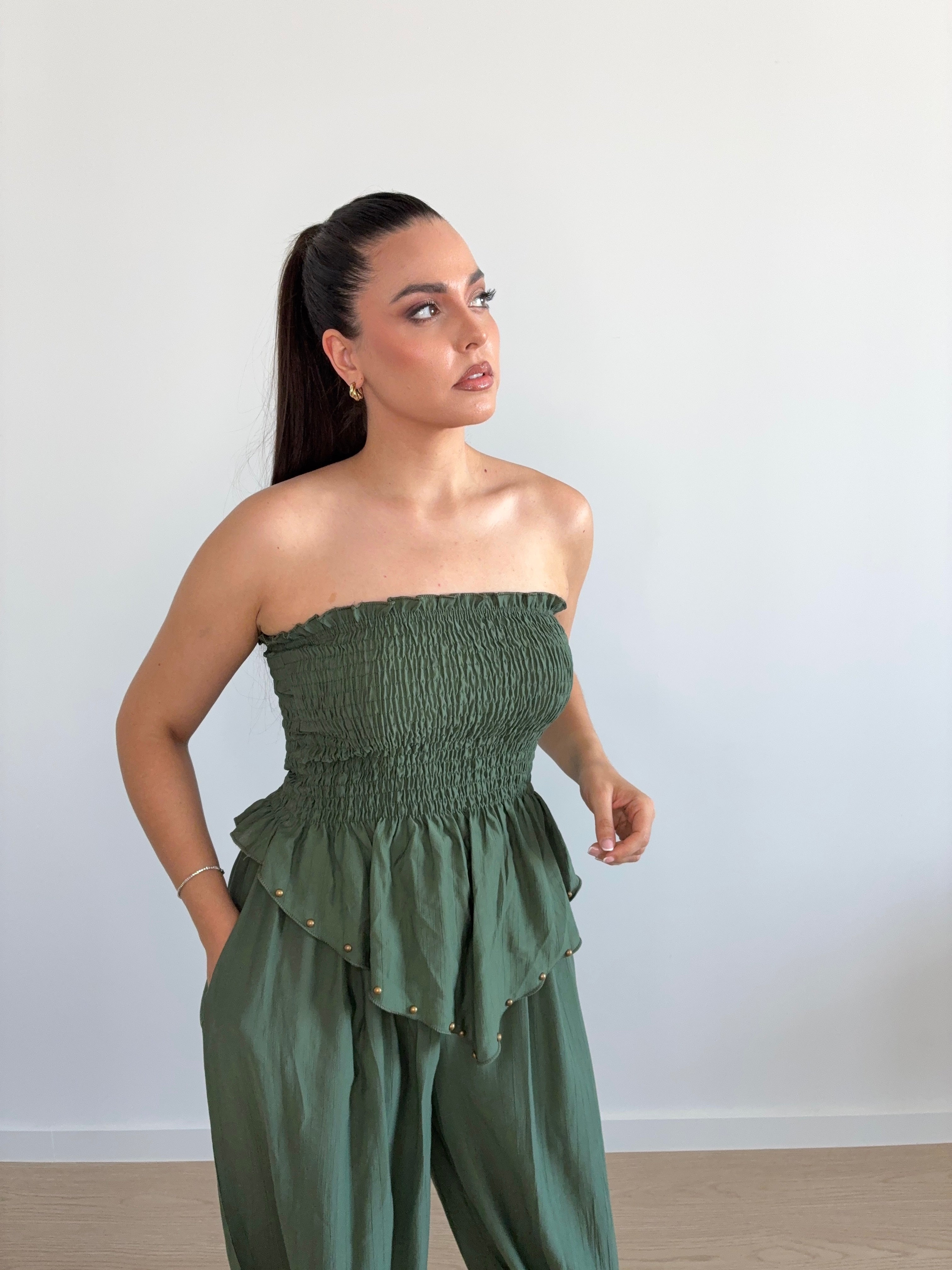 Top pañuelo con tachas doradas