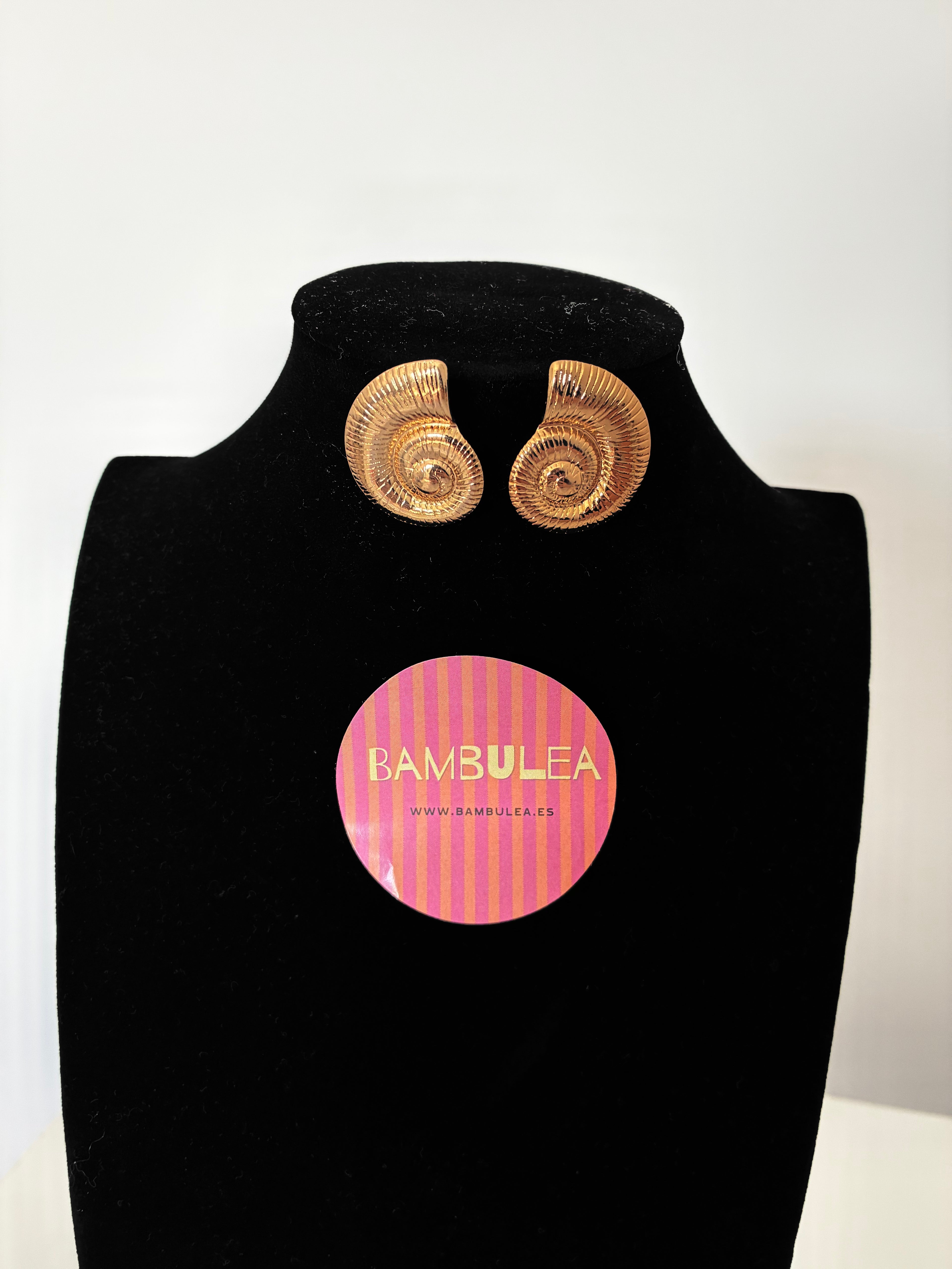 Pendientes caracola dorada acero