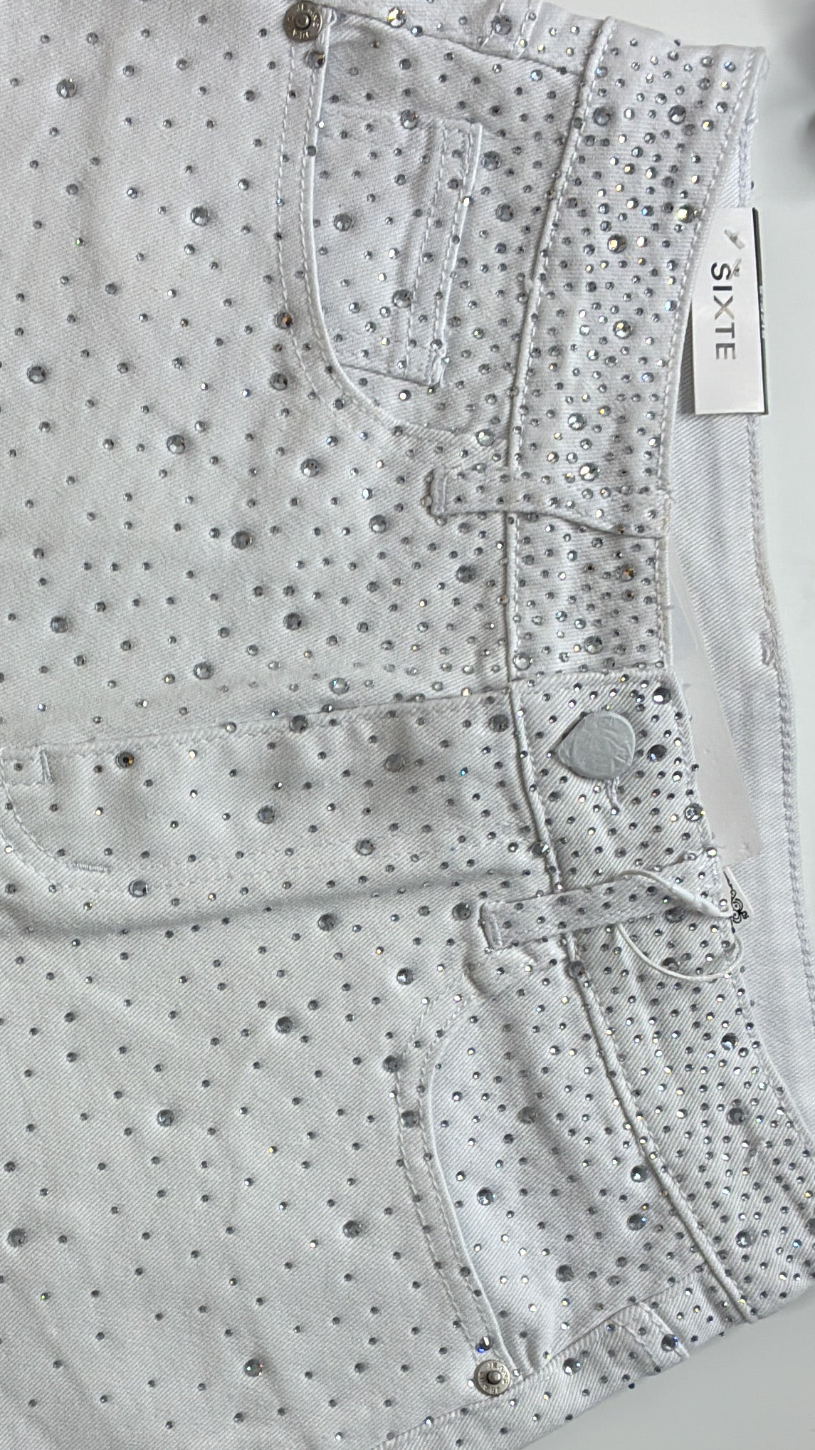 Pantalón short blanco con brillos
