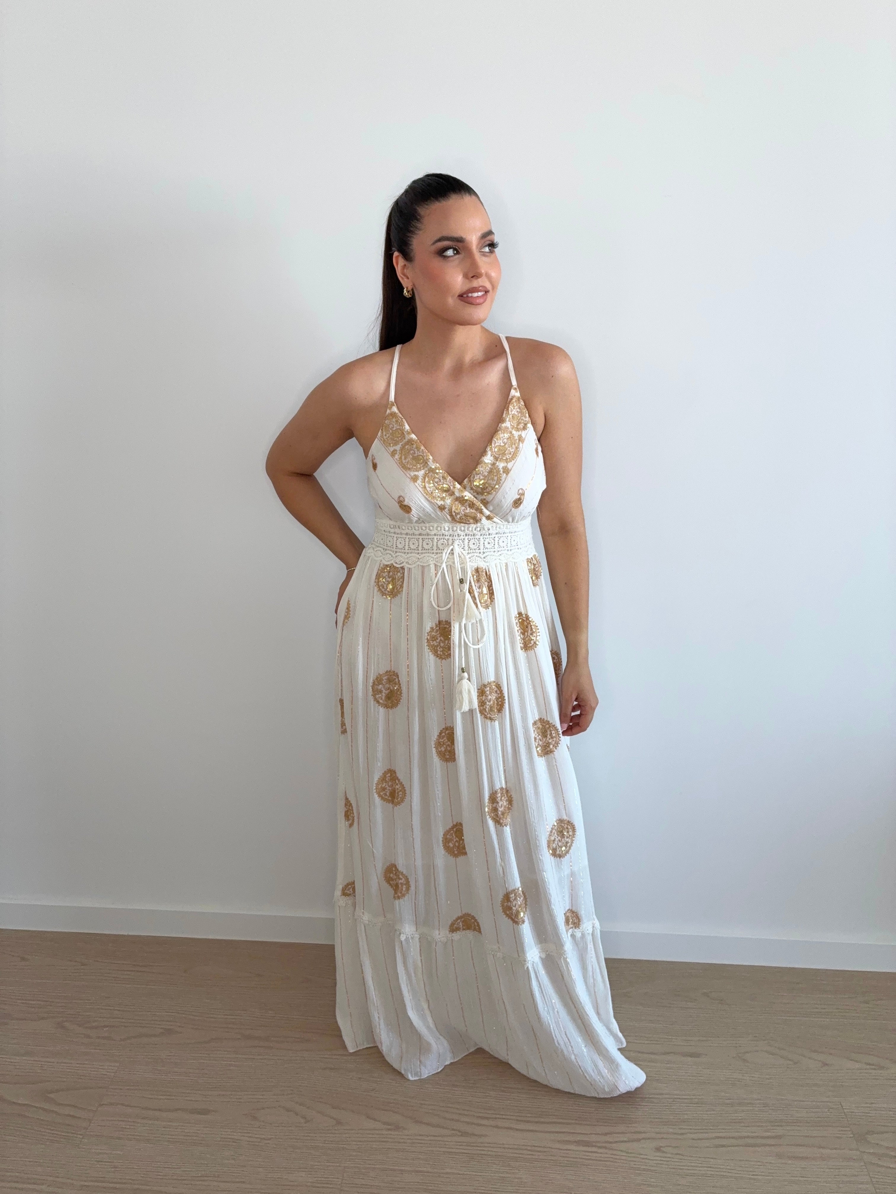 Vestido ibicenco blanco con lentejuelas