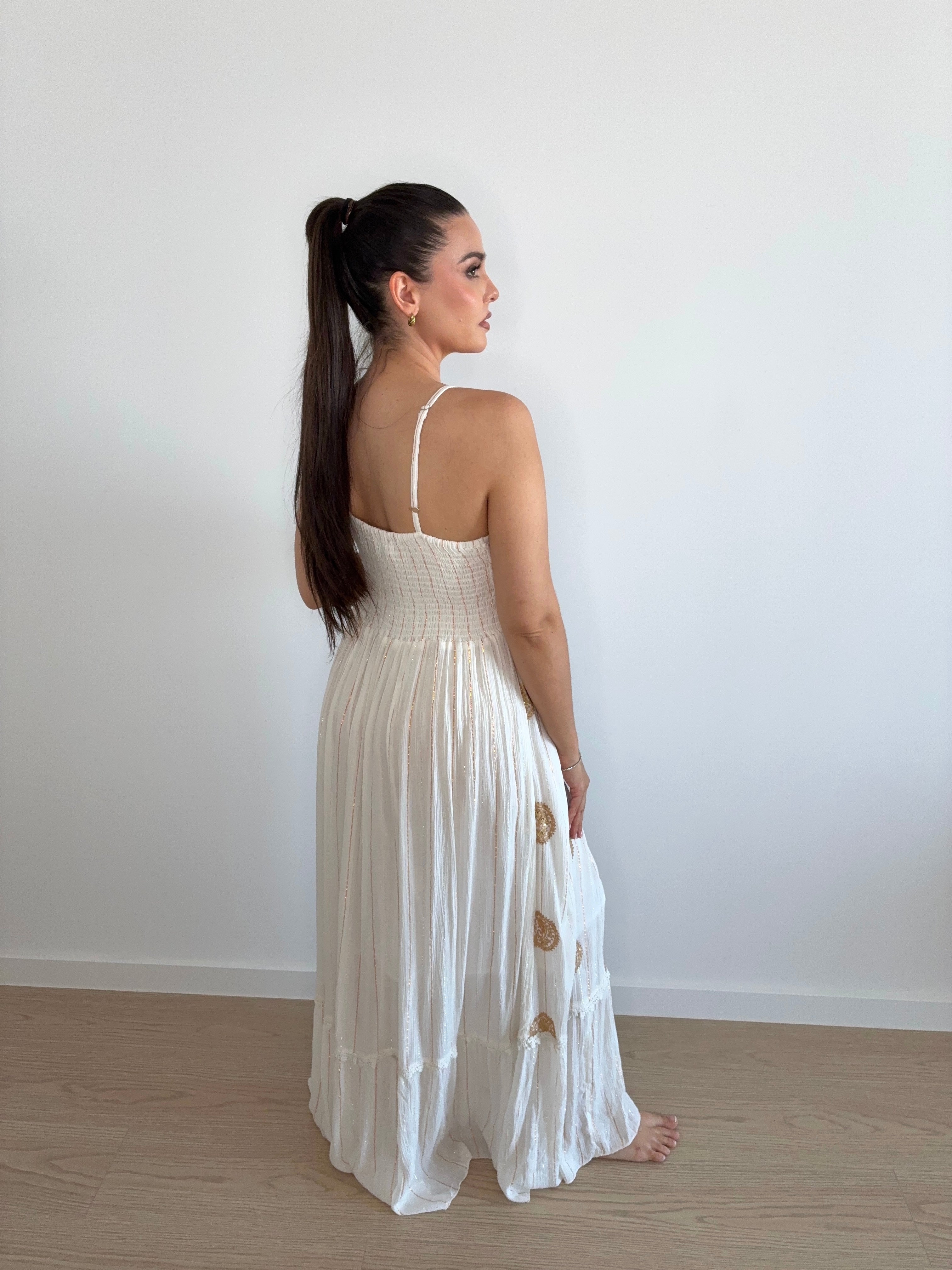 Vestido ibicenco blanco con lentejuelas