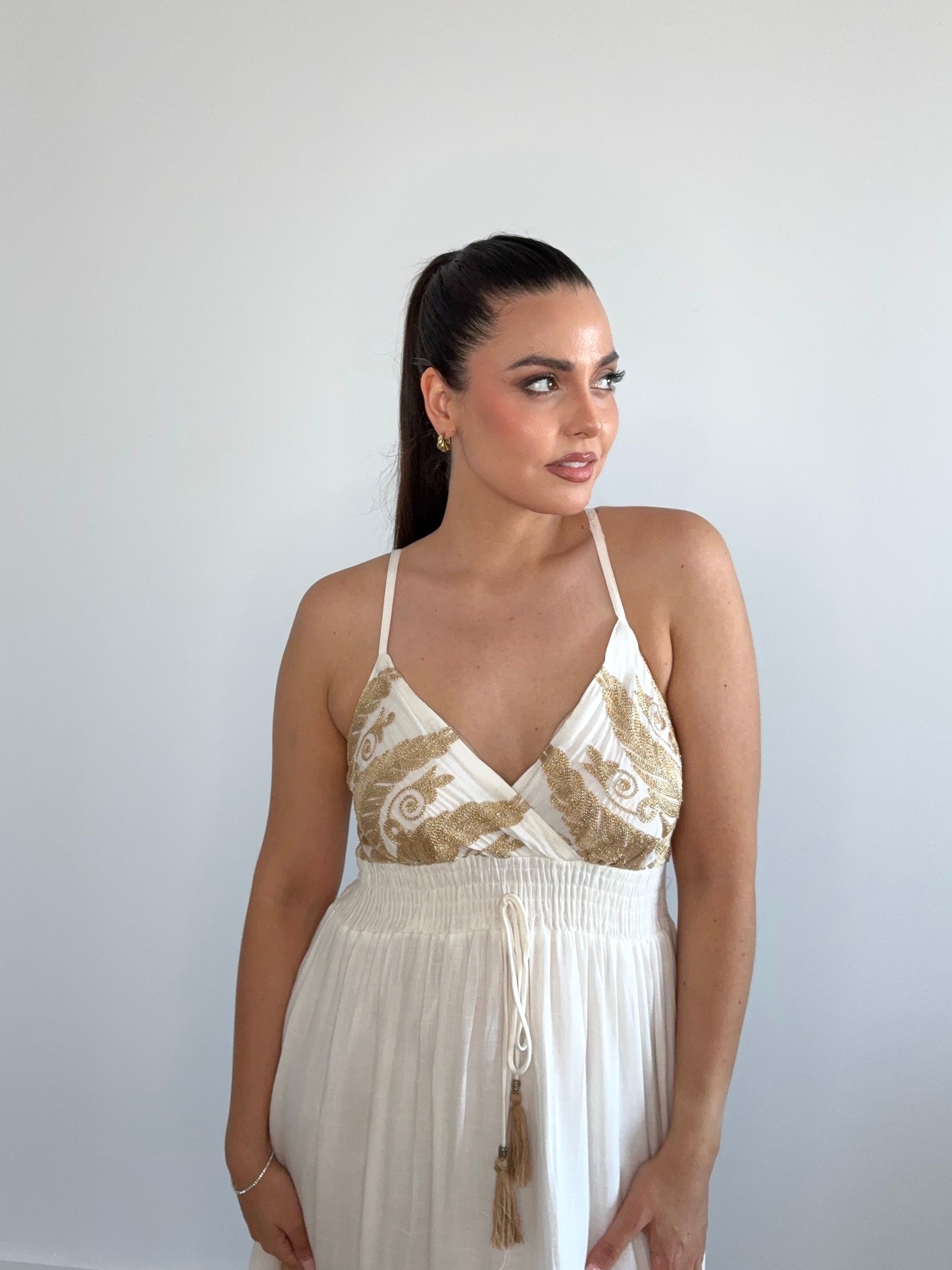 Vestido ibicenco blanco bordado en hilo dorado