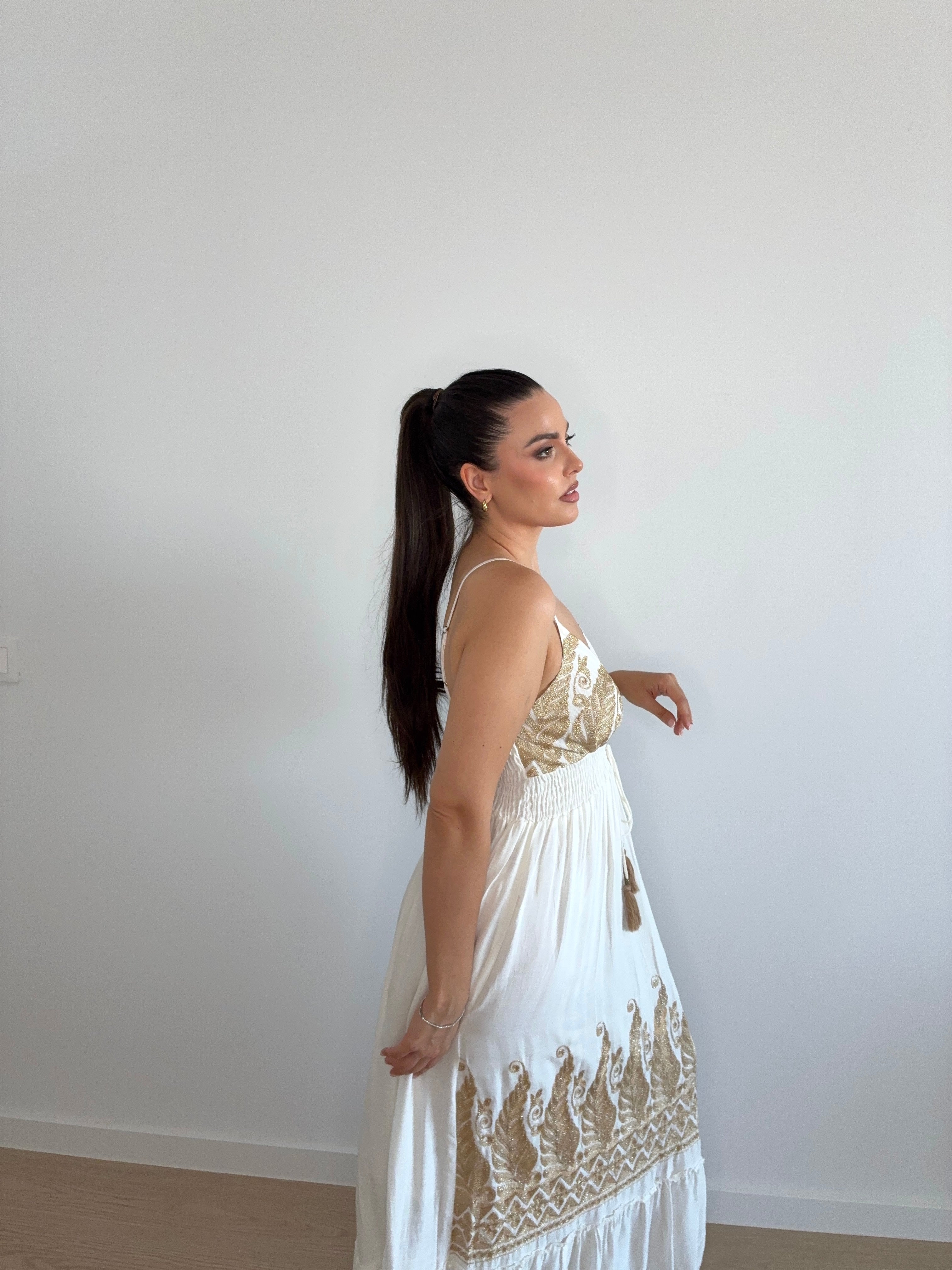 Vestido ibicenco blanco bordado en hilo dorado