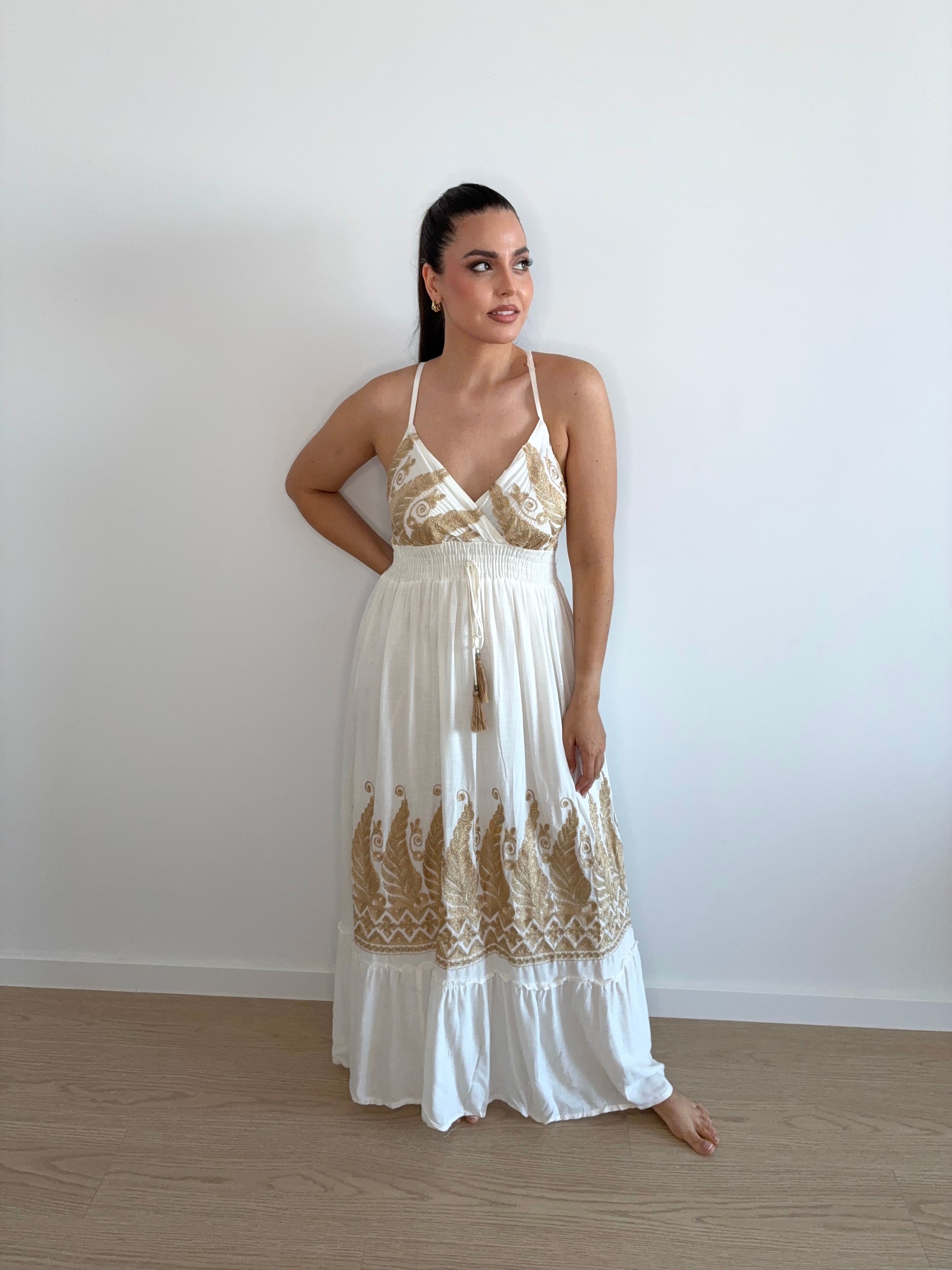 Vestido ibicenco blanco bordado en hilo dorado