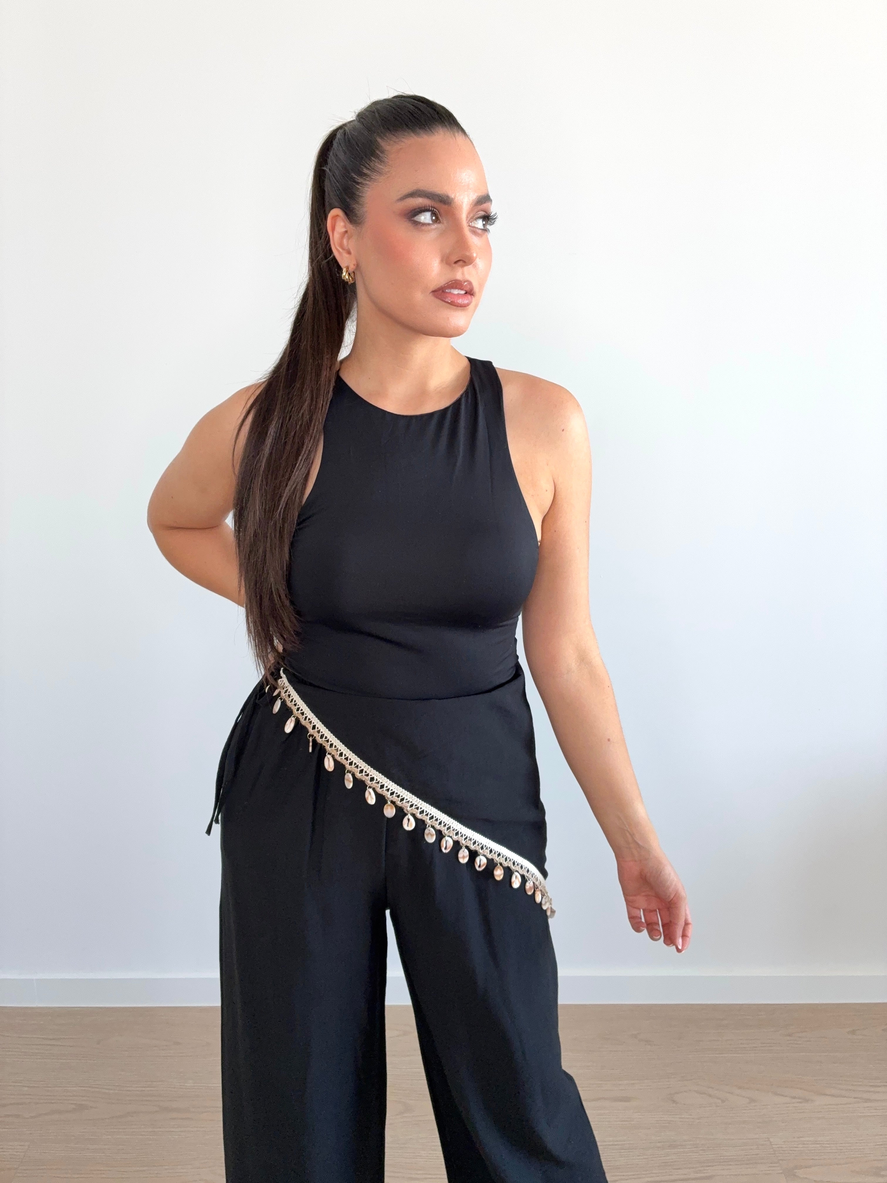 Pantalón con pañuelo de conchas
