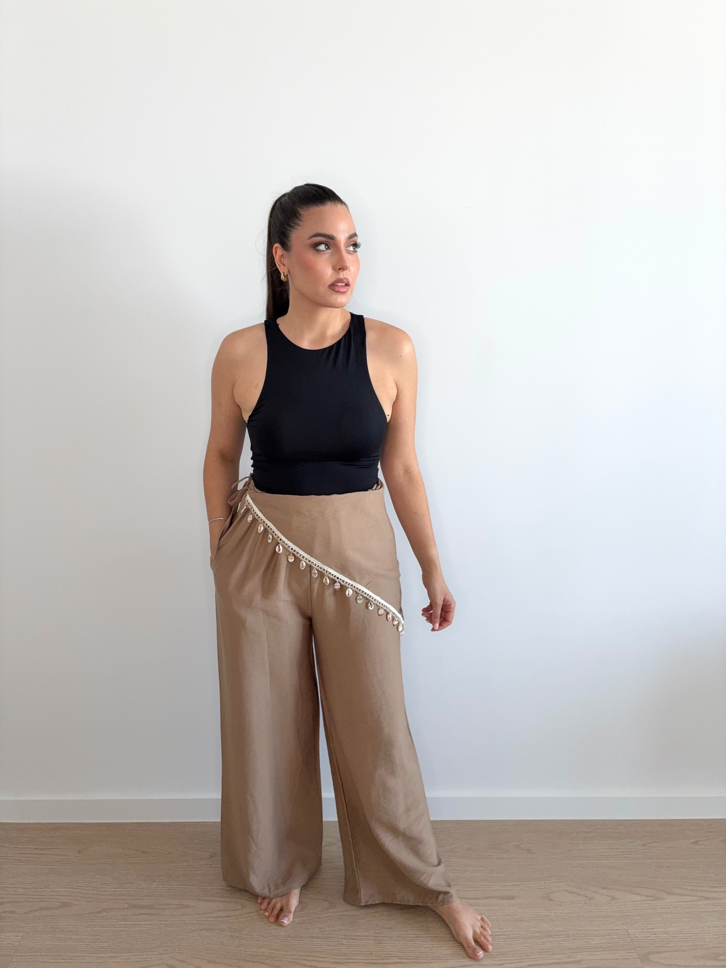 Pantalón con pañuelo de conchas