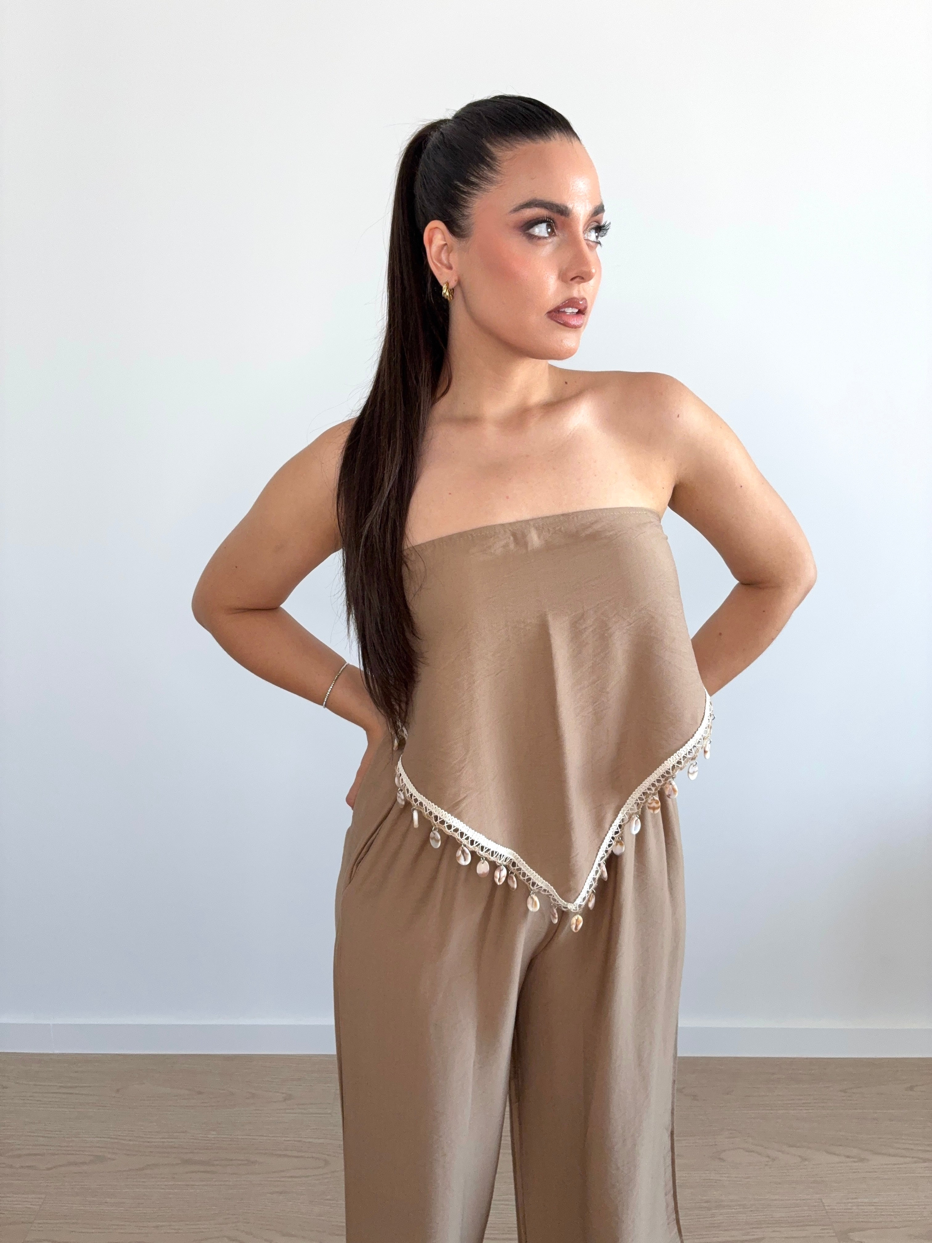 Pantalón con pañuelo de conchas